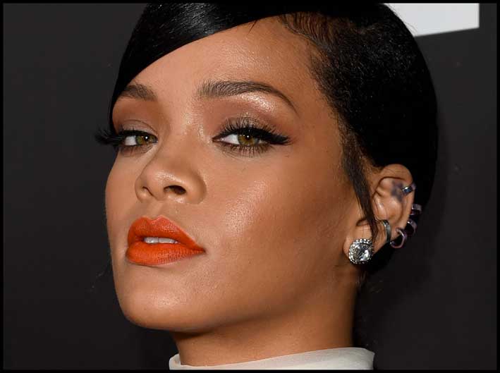 Rihanna con orecchini di brillanti