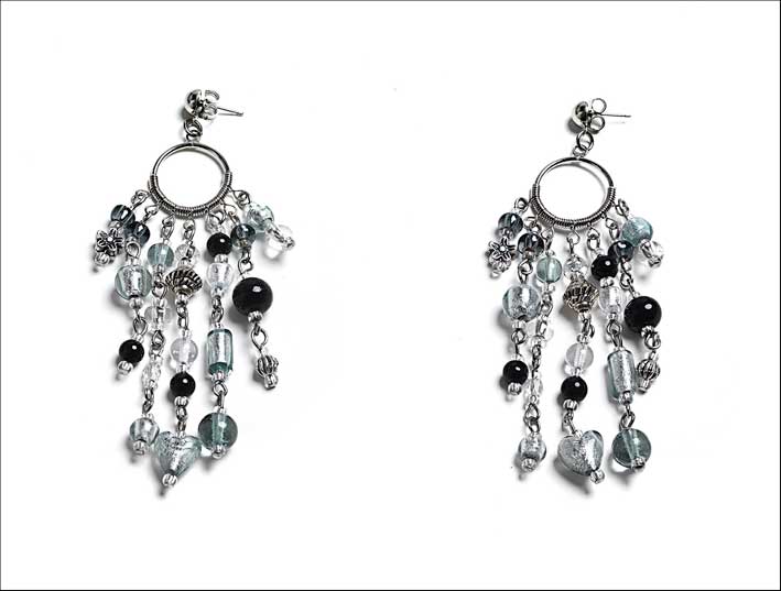Brio, orecchini pendenti in perle di vetro con foglia oro 24 kt o argento puro. Metallo