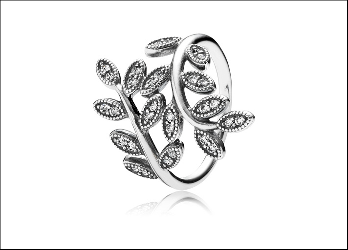 Pandora, anello Shimmering Leaf,in silver e zirconia cubia.  Prezzo: 79 euro