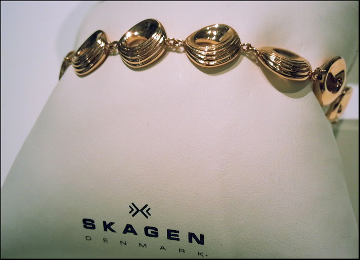 Skagen, bracciale in rose gold con placchette a forma di conchiglia o onda