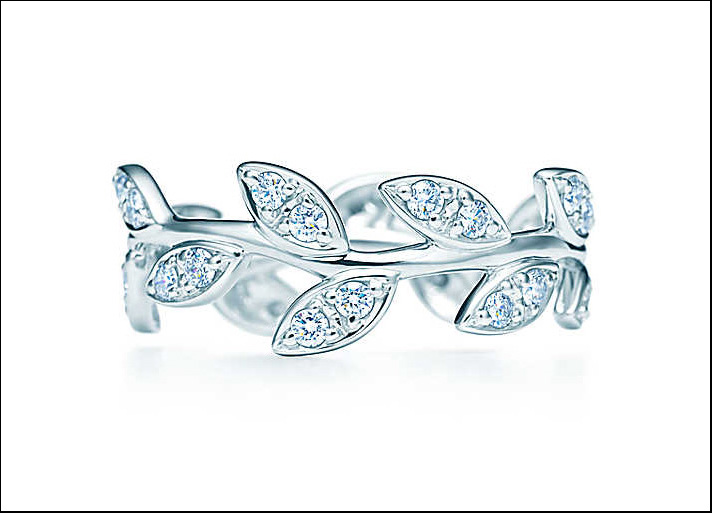 Tiffany& Co, fedina in oro bianco 18 carati con diamanti taglio brillante. Prezzo: 2200 euro