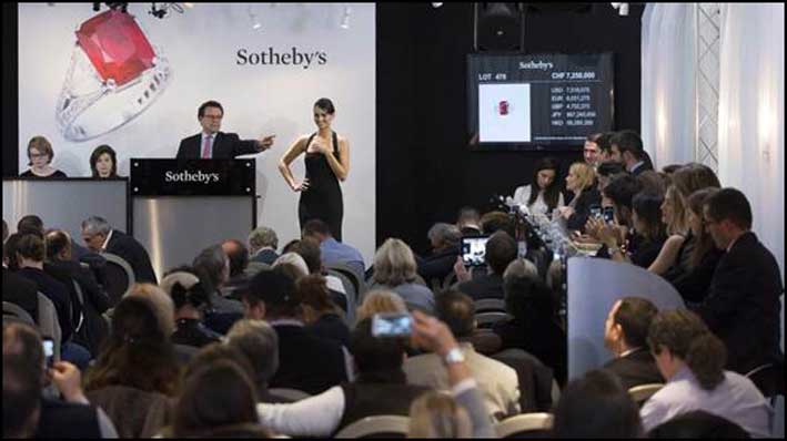 David Bennett, presidente di Sotheby’s Svizzera e responsabile del Dipartimento di gioielli di Sotheby’s Europa e Medio-Oriente, batte il GRaff Ruby