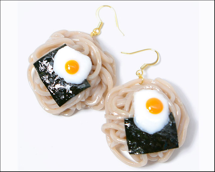 Norihito Hatanaka, orecchini spaghetti, alghe e uova fritte