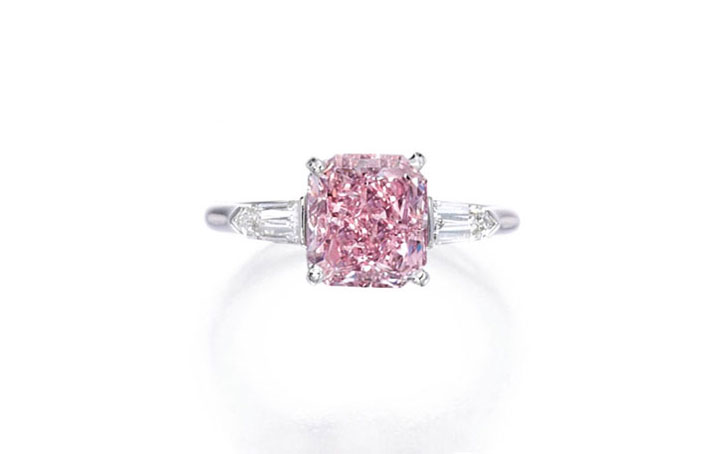 Anello con diamante fancy rosa. Venduto per 1,2 milioni di dollari