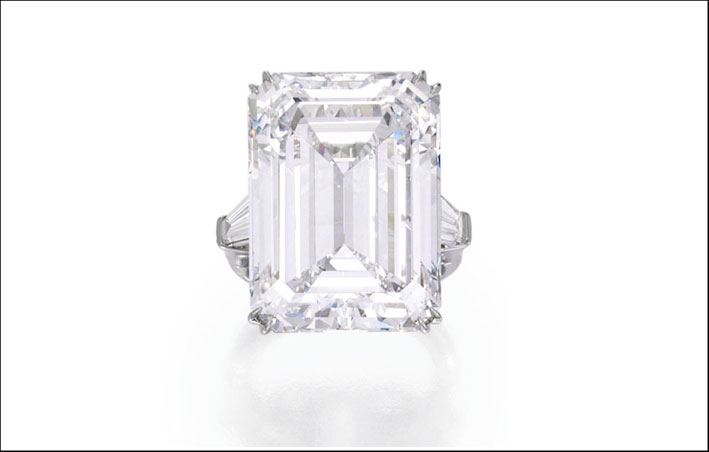 Anello di platino con diamante a taglio smeraldo venduto per 2,9 milioni