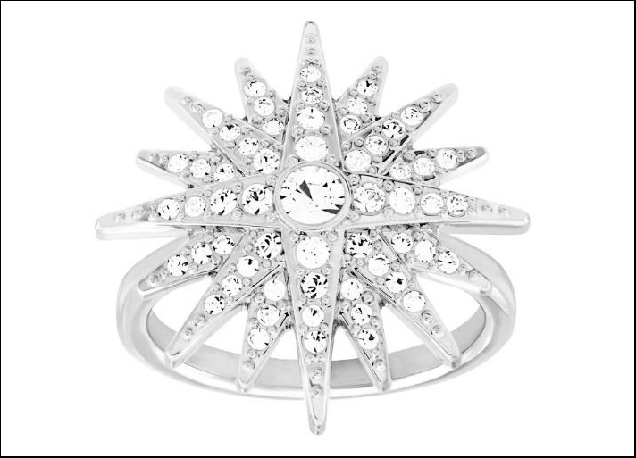 Swarovski, anello Balthus a forma di stella con cristalli taglio brillante. Prezzo: 119 euro. 