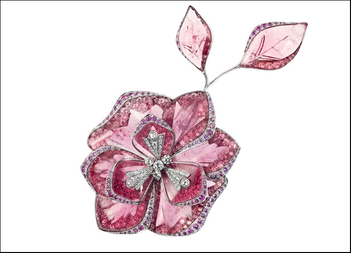 Boucheron, spilla Fleur De Jour in oro bianco con tormalina rosa, cristallo di rocca, diamanti bianchi, e madreperla grigia