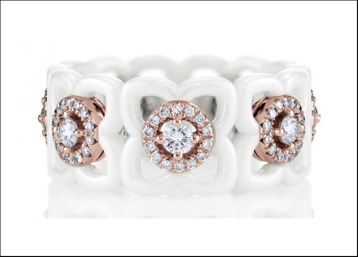 De Beers, anello a fascia Enchanted Lotus Ceramic in ceramica bianca, diamanti e oro rosa