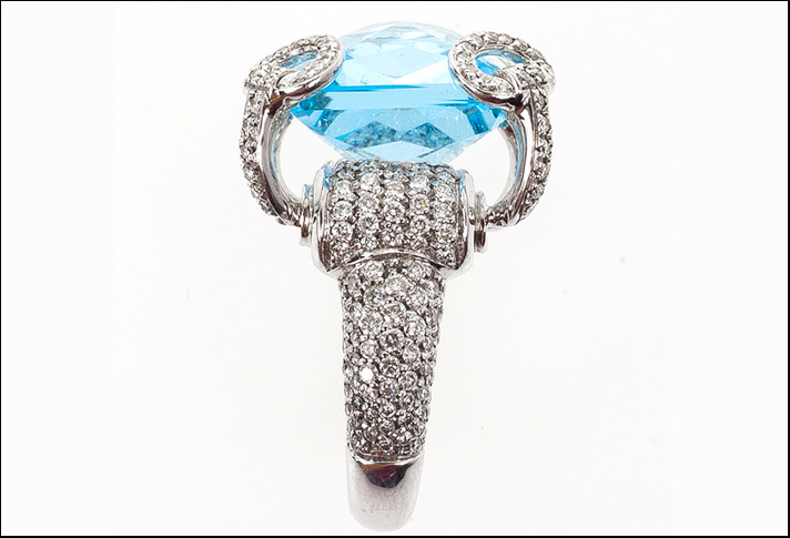 Gucci, anello cocktail Horsebit con topazio blu