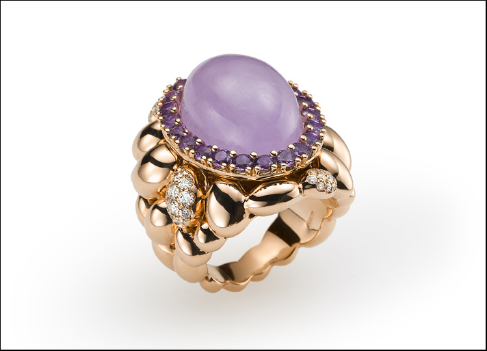 Mattioli, anello One in oro rosa con diamanti, giada lilla e ametista. Prezzo: 6.980 euro rosa