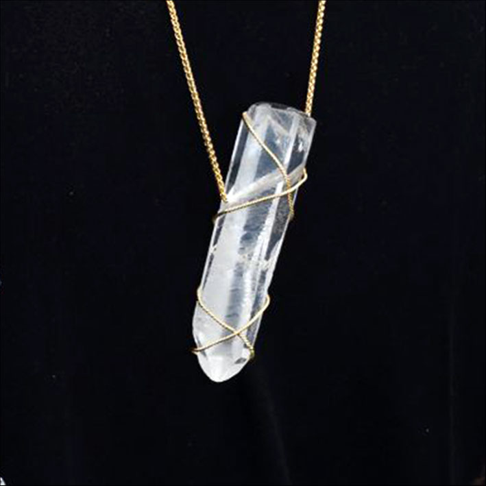 Kara Ross, pendent con cristallo di rocca  e filo d'oro 18 carati. Prezzo: 5.495 dollari