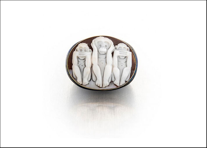See no evil: anello con pietra sardonica intagliato a mano. Prezzo: 3mila dollari