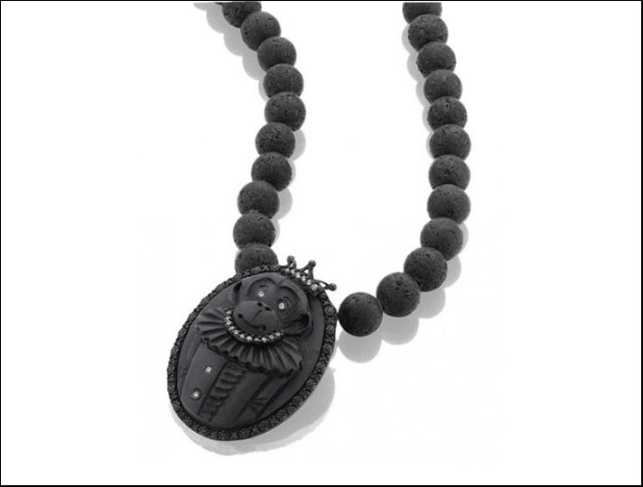 Tudor: collana di pietra lavica nera. Prezzo: 5.500 dollari