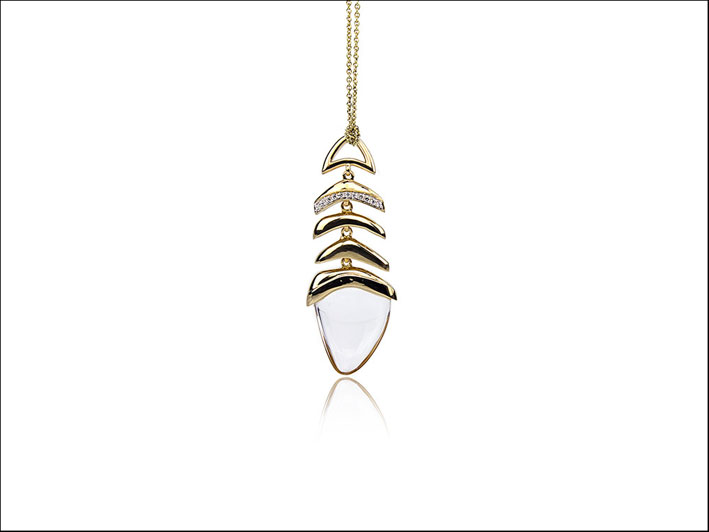 Kara Ross, pendente Hydra con cristallo di rocca, diamanti e oro. Prezzo: 2.195 dollari