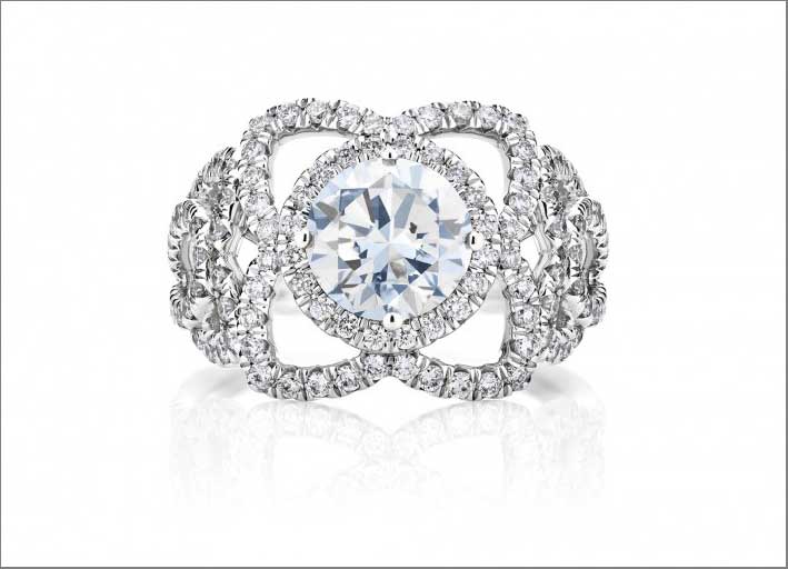 Anello con oltre 115 diamanti in micro pavé, con un diamante tondo al centro. Prezzo: 21.400 dollari