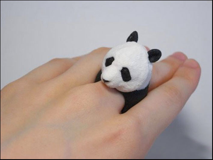 Un panda al dito, per sentirsi amiche della natura