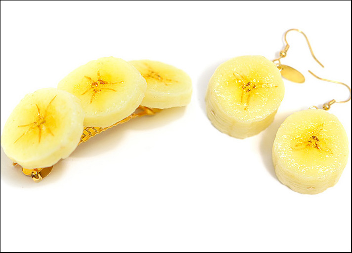 Norihito Hatanaka, orecchini e fermaglio con fette di banana
