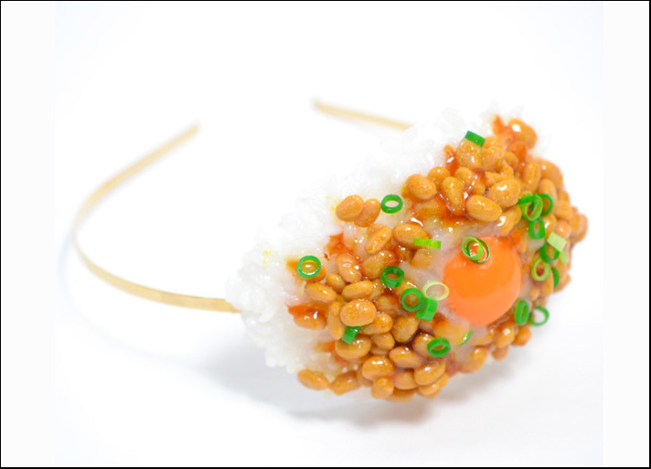 Norihito Hatanaka, cerchietto con riso bianco fagioli e uovo al tegamino