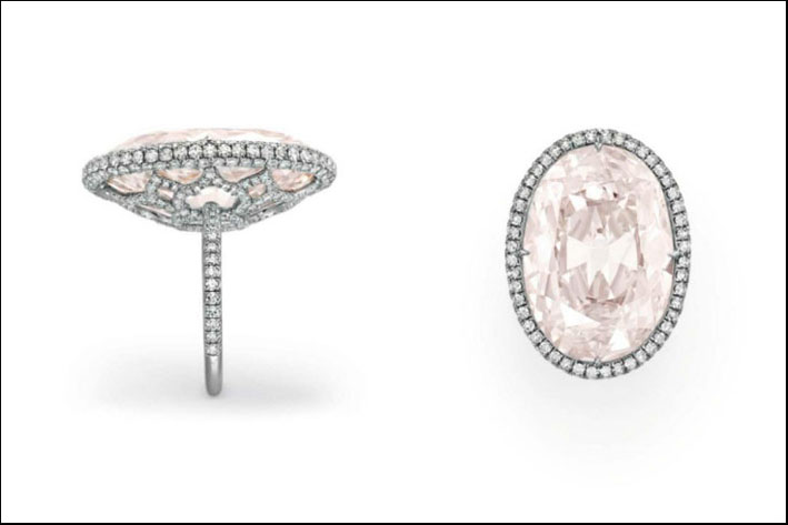 Set con un diamante fancy rosa chiaro taglio ovale, del peso di circa 21.30 carati, all'interno di una cornice di diamanti bianchi, montato in platino