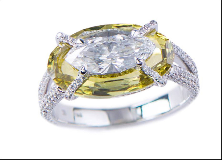 Bogh-Art, anello Kissing Diamonds con un diamante bianco posto sopra una gialla