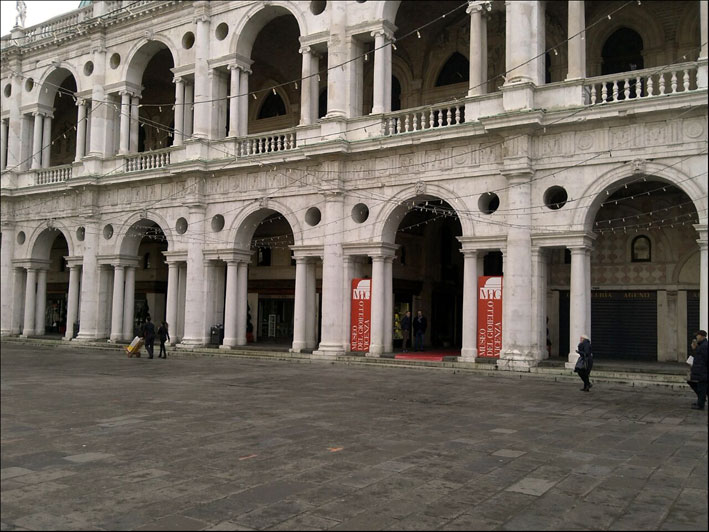 L'ingresso del Museo del Gioiello, alla Basilica Palladiana