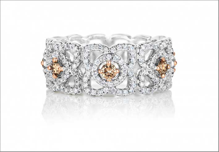 Anello in oro bianco e 301 diamanti bianchi e brown. Prezzo: 5500 dollari