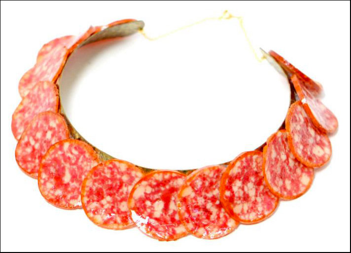 Norihito Hatanaka, collana chocker con fette di salame