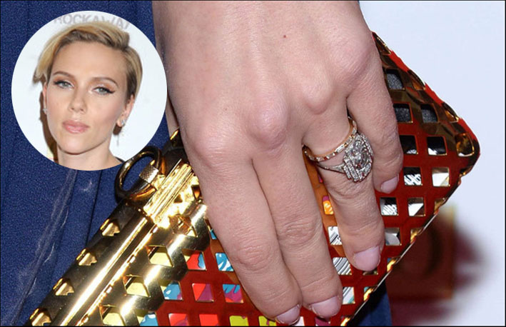 L'anello con diamante al dito di Scarlett Johansson