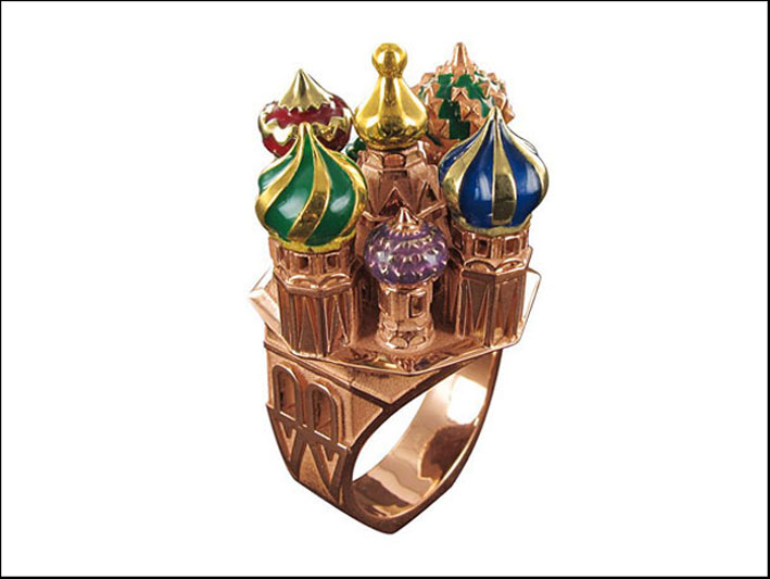 Un anello con le cupole del Cremlino