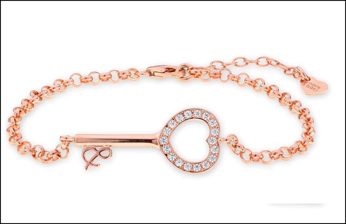 Bracciale in argento placcato oro rosa a forma di chiave con cuore e zirconi. Prezzo:  39 euro