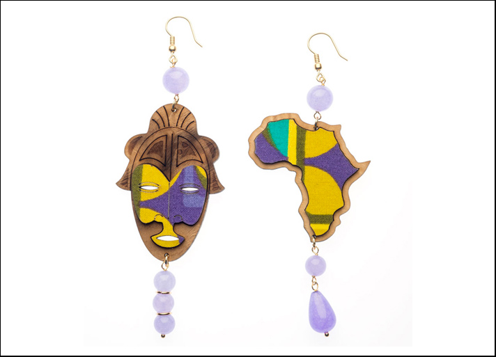 Lebole, orecchini Africa maschera e mappa del continente con dettagli in tessuto pagne viola e giallo e perle lavanda 