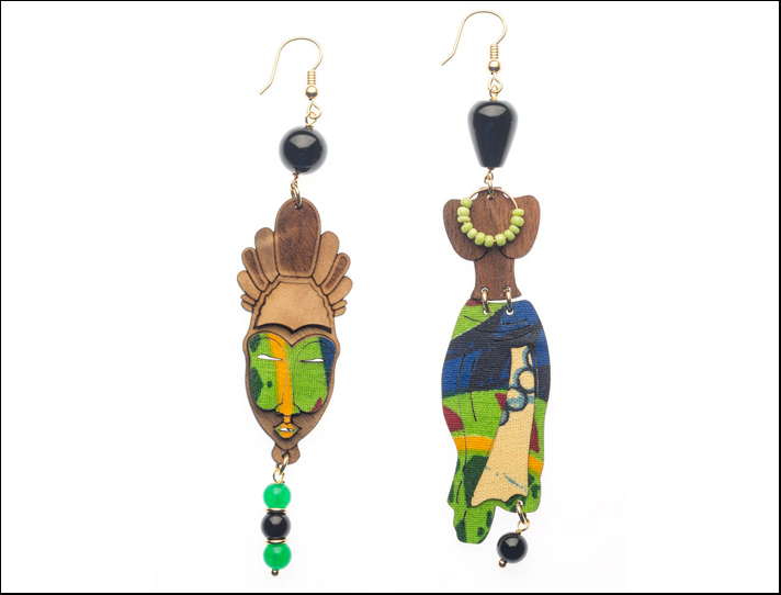 Lebole, orecchini Africa con una maschera con dettagli di stoffa verde e perle nere e verdi e una figura femminile con collana di perle verdi e gonna lunga blu, gialla, verde, nera e rossa