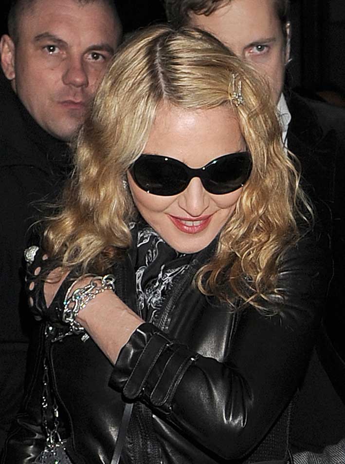 Madonna con grande catena al polso