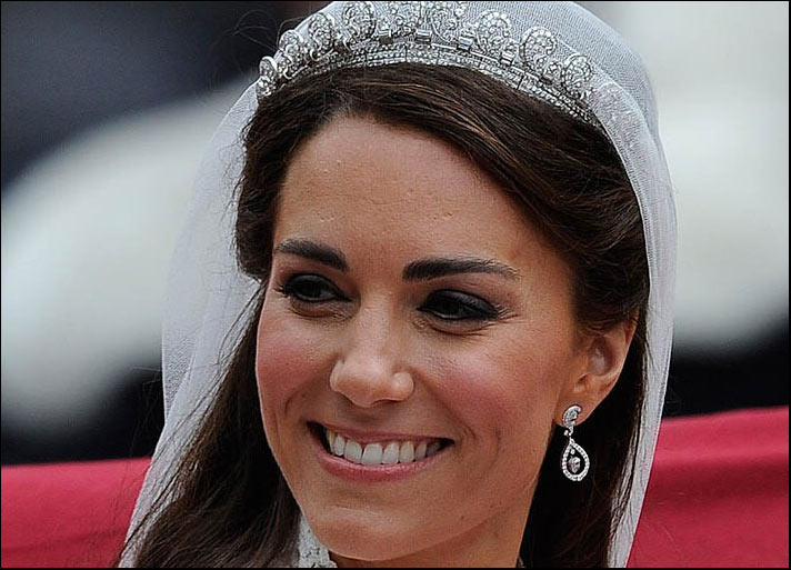 Primo piano di Kate Middleton con gli orecchini di Robinson Pelham con una foglia di quercia stilizzata in oro bianco e pavé di diamanti e pendente a forma di ghianda 