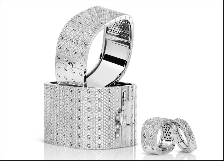 Collezione Pois Mio, bracciali e anelli di due dimensioni in oro bianco con pavé di diamanti e angoli stondati