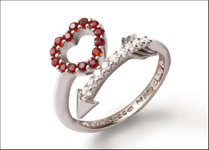 Trilogy MyWorld, anello in bronzo rodiato con freccia in zirconi e cuore con pietre rosse