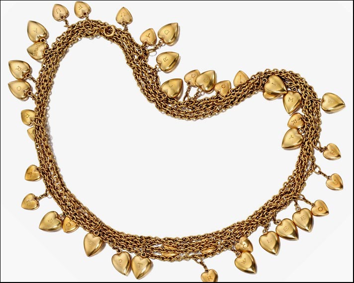 Collana in oro di Tiffany con ciondoli a forma di cuore con lettera incisa