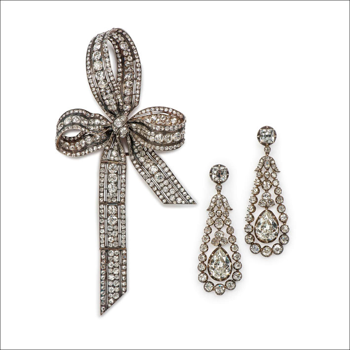 Spilla a fiocco e un paio di orecchini con diamanti, datati metà Ottocento