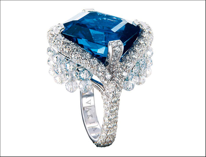 Anello di Avakian con zaffiro e diamanti taglio briolette