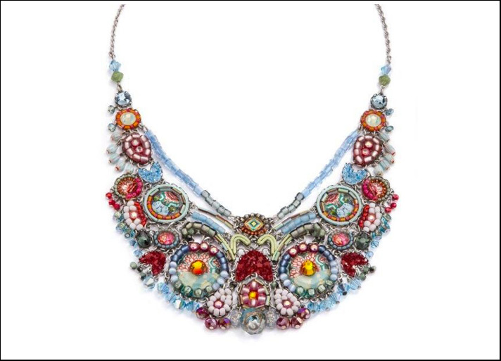 Classic Collection, collana con perline, jais e cristalli su sfondo ottone 