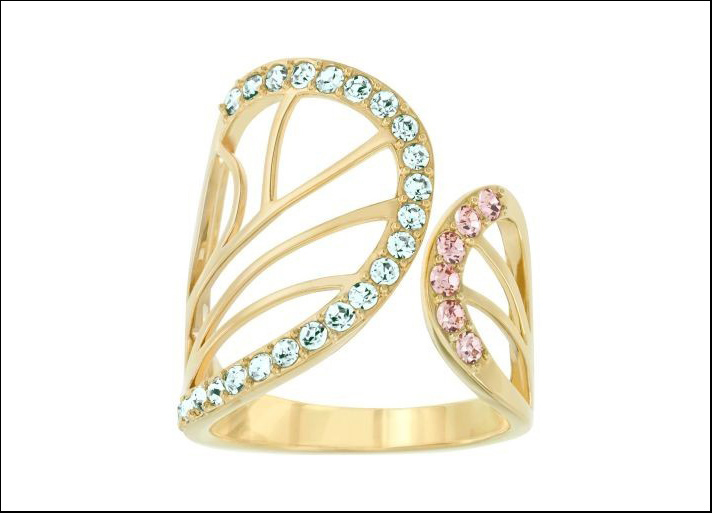 Candy, anello in metallo placcato oro traforato a forma di ali di farfalla bordato da cristalli rosa e verde pastello.