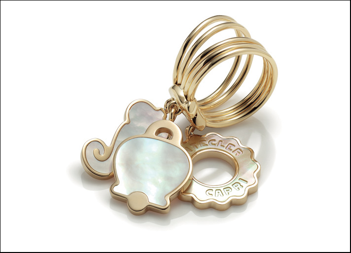 Anima, anello in oro giallo con campanella, logo e corno pendenti, madreperla gialla e diamante. Prezzo: 2200 euro
