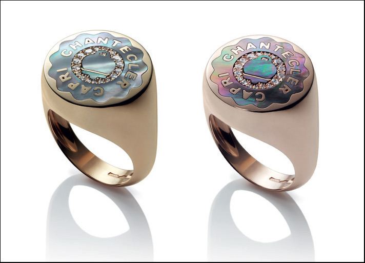 Anima, anello in oro rosa con incisione logo in madreperla grigia campanella centrale e pavé di diamanti. Prezzo: 2500 euro 
