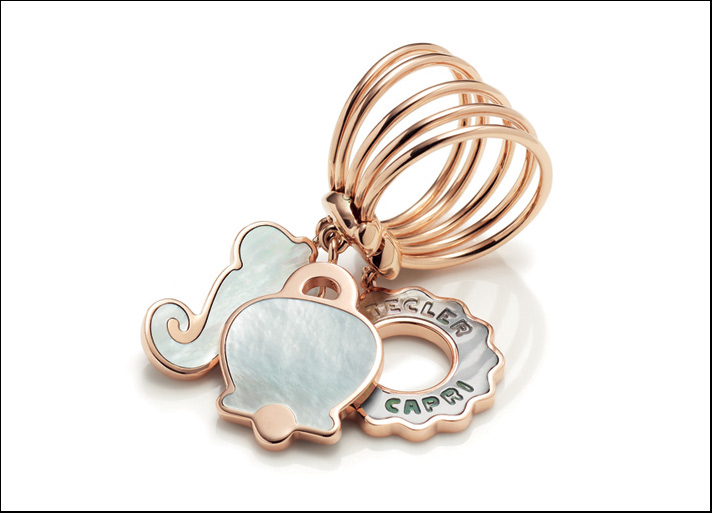 Anima, anello in oro rosa con con campanella, logo e corno pendenti, madreperla grigia e diamante. Prezzo: 2200 euro