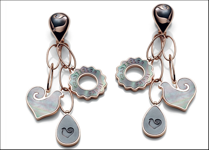 Anima, orecchini con tre simboli pendenti in oro rosa, madreperla grigia e diamanti. Prezzo: 3200 euro