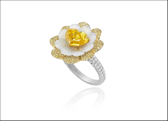 Anello in oro giallo con diamante giallo intenso orangy a forma di cuore da 2.52, giadeite bianca scolpita da 6.25 e diamanti bianchi e gialli