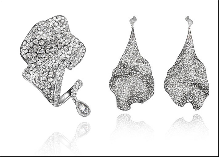 Anello in titanio con pavé di diamanti e un diamante a pera 0.35 carati, orecchini in titanio con diamanti per 47.28 carati