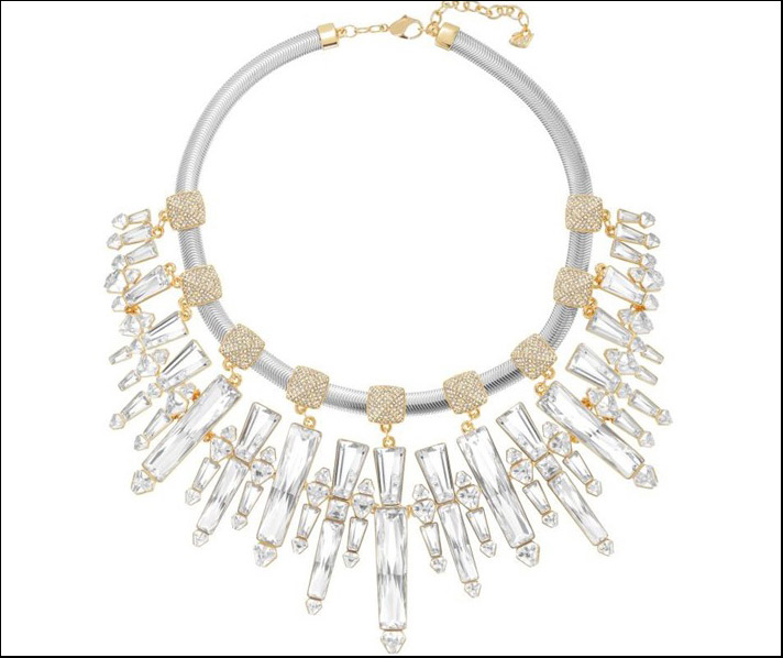 Crown, collana a pettorina collier in metallo rodiato, Pvd oro e placcature in oro pallido con cristalli da forme geometriche. Prezzo: 799 euro