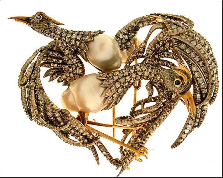 Spilla anni Sessanta in oro giallo, bianco, zaffiri, perle scaramazze e diamanti. Stima: 5-6 mila euro