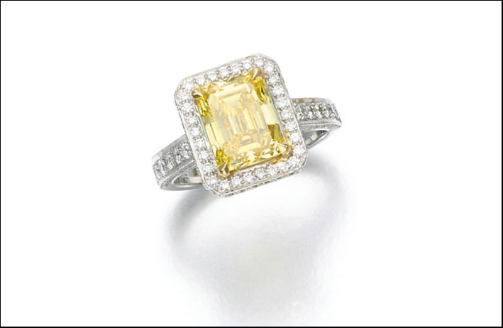 Anello con diamante fancy yellow.